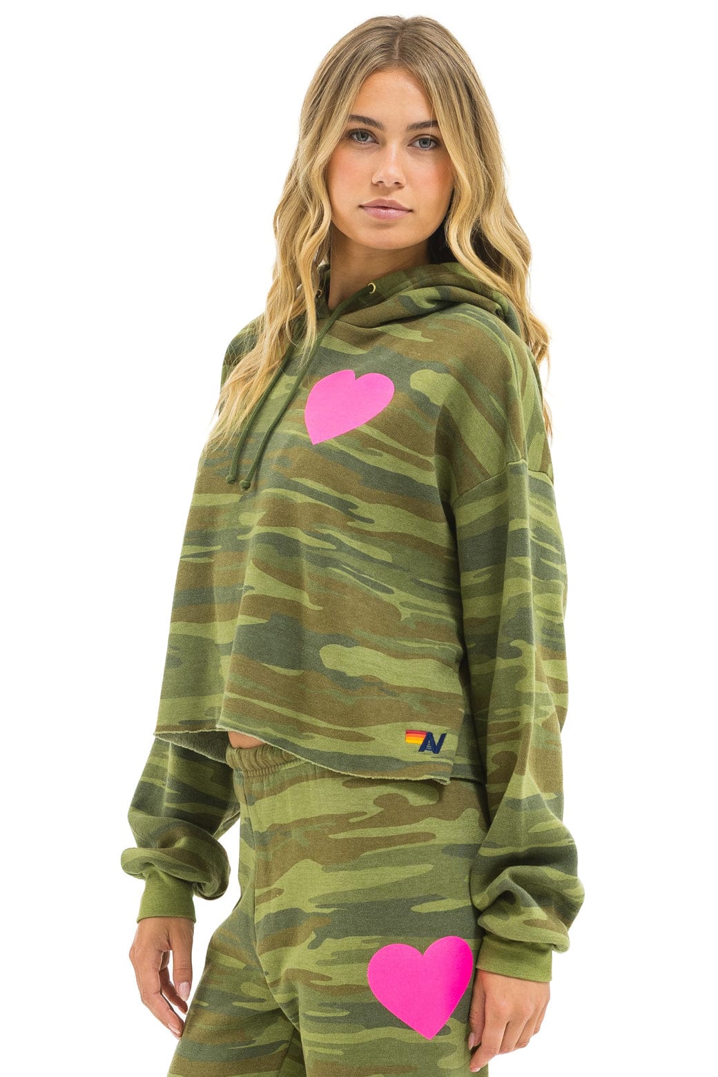 HEART RELAXED CROPPED PULLOVER HOODIE - CAMO NEON PINK