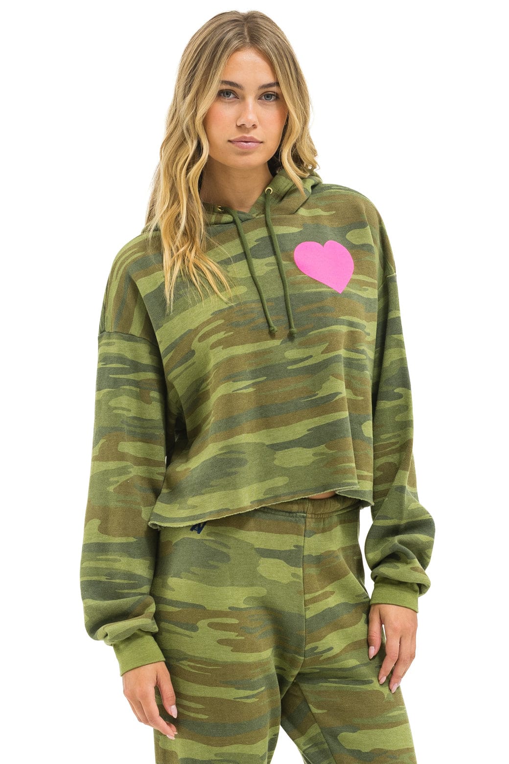 HEART RELAXED CROPPED PULLOVER HOODIE - CAMO NEON PINK