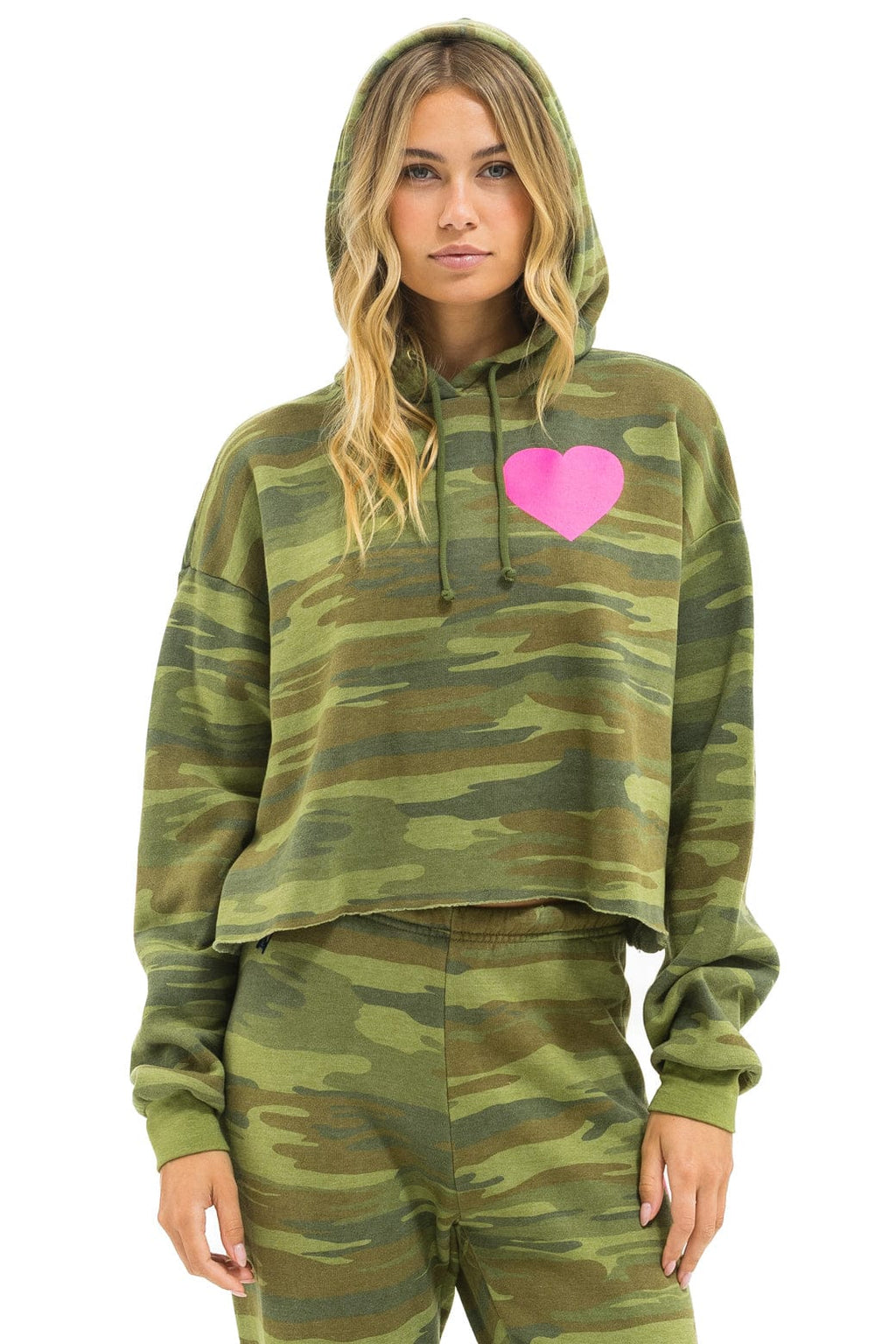 HEART RELAXED CROPPED PULLOVER HOODIE - CAMO NEON PINK